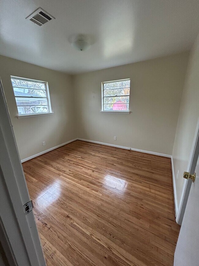 Building Photo - 3 Bedroom and 1.5 Bathroom