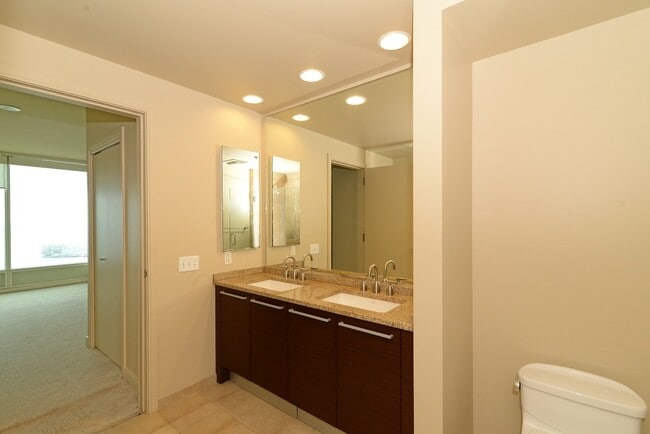 Building Photo - 425 1st St