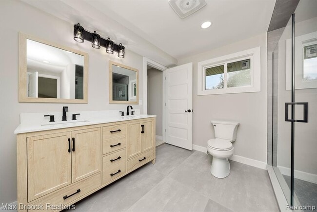 Building Photo - 5240 Clarendon Crest St