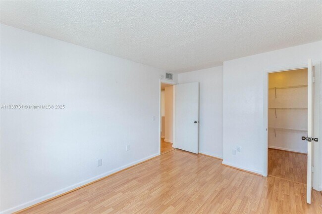 Building Photo - 3862 NE 171 St