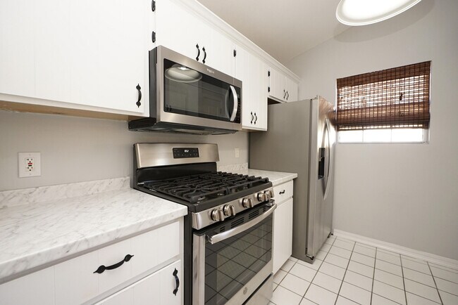Building Photo - 243 Parkwood Cir