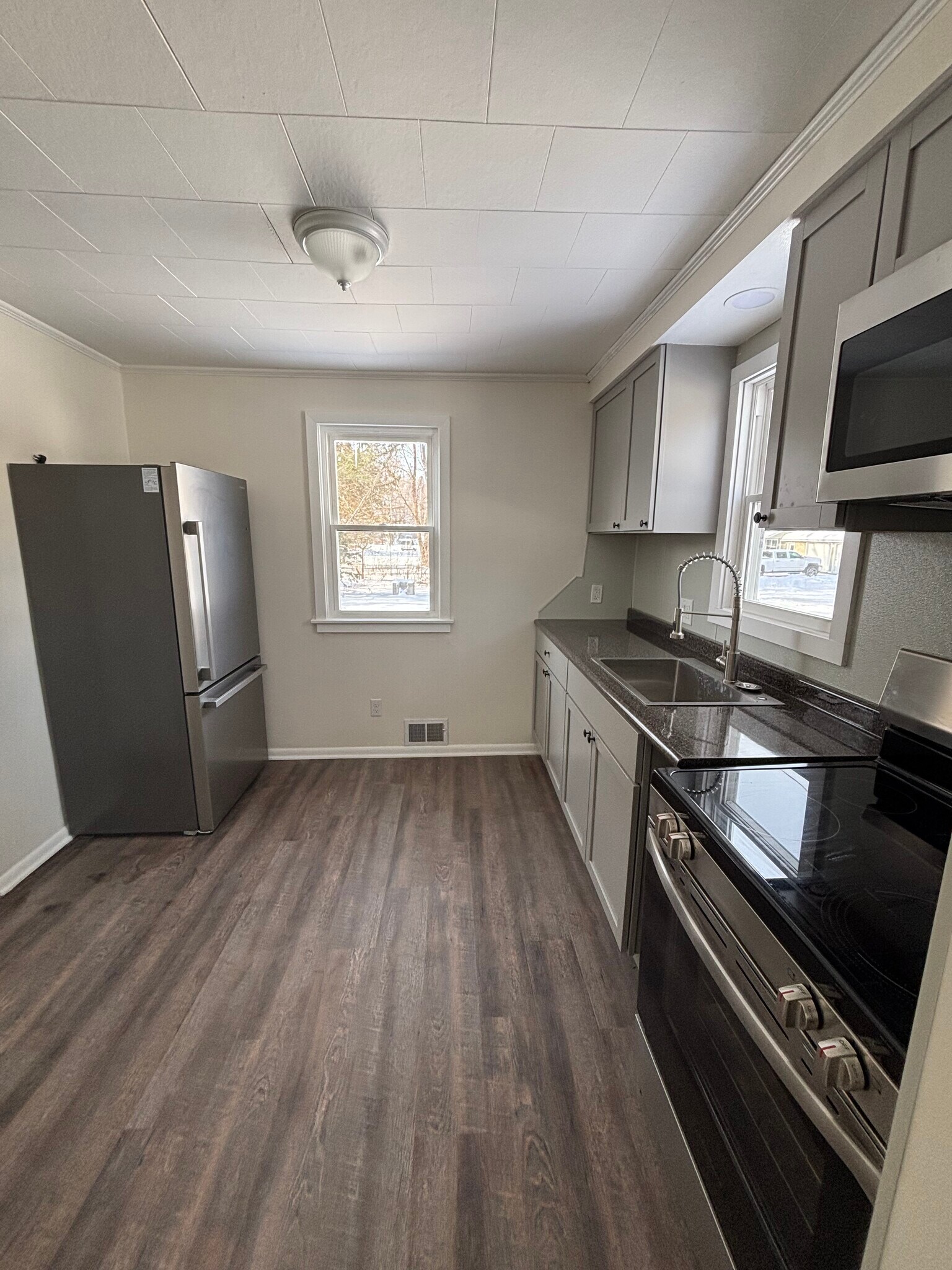 Building Photo - 311 Main St