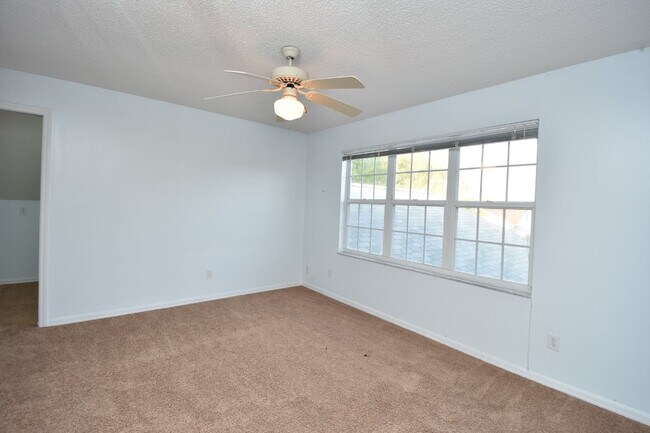 Building Photo - Salt water canal, 2 story home