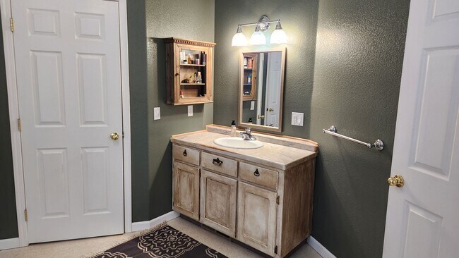 Building Photo - Large Home Close to Town In The Trees