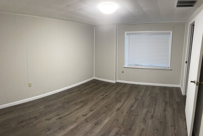 Building Photo - 4932 N Creasy Springs Rd