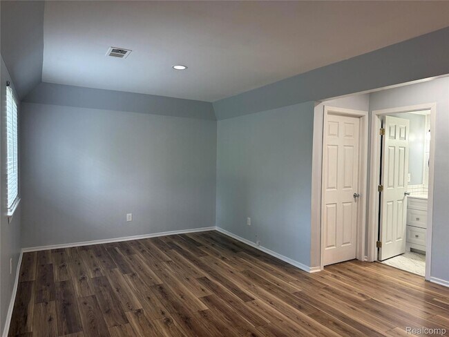 Building Photo - 1116 Lakeview Cir