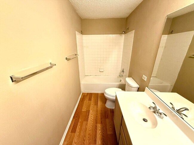 Building Photo - AVAILABLE NOW! 3 Bedroom 2 Bath Home Ready...