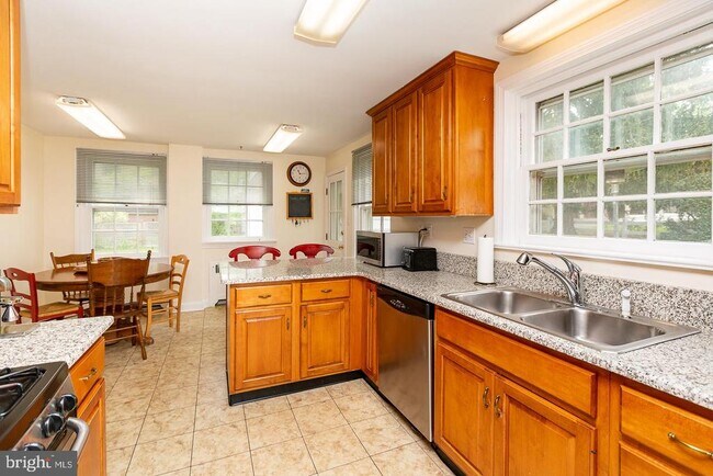 Building Photo - 515 Manor Rd