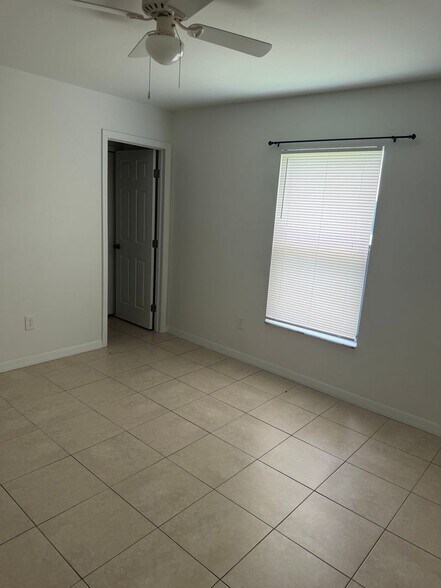 Building Photo - 842 SW 39th Terrace