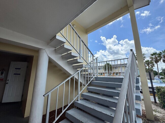 Building Photo - 1501 Crescent Cir