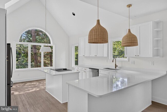 Building Photo - 221 Spring Race Ct