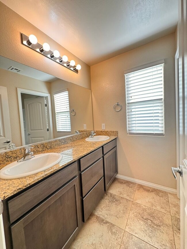 Building Photo - Beautifu 2 Story 4 bedrooms 2.5 baths located in Mountain Edge Southwest