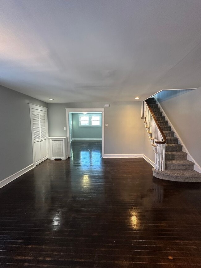 Building Photo - Beautiful renovated 4 bed, 2 full bath
