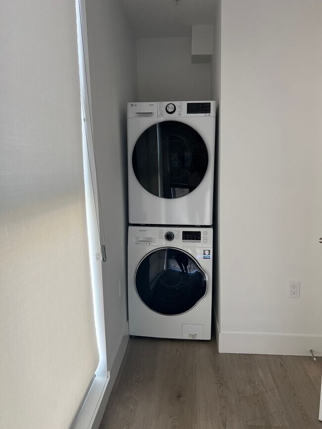 Building Photo - Modern - 2 Story Loft