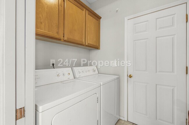 Building Photo - Inviting 3 BD | 2.5 BA Home w/ Massive Bac...
