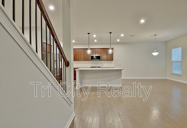Building Photo - 504 Albertson Ave
