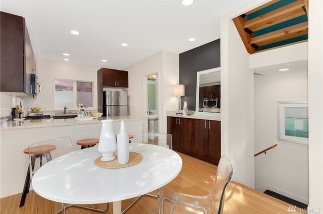 Building Photo - Stunning Townhome in the heart of Columbia City