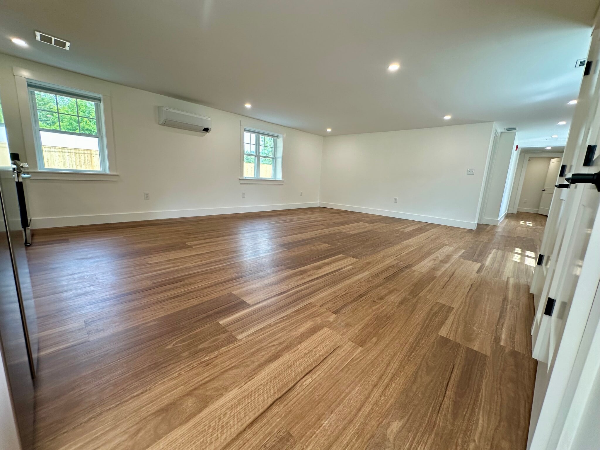 Building Photo - 122 S Silver Ln