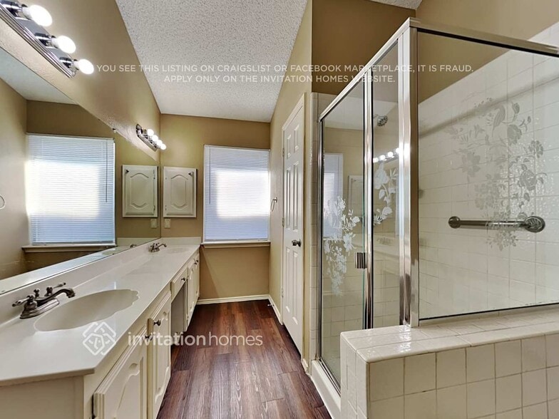 Building Photo - 2060 Camelot Dr