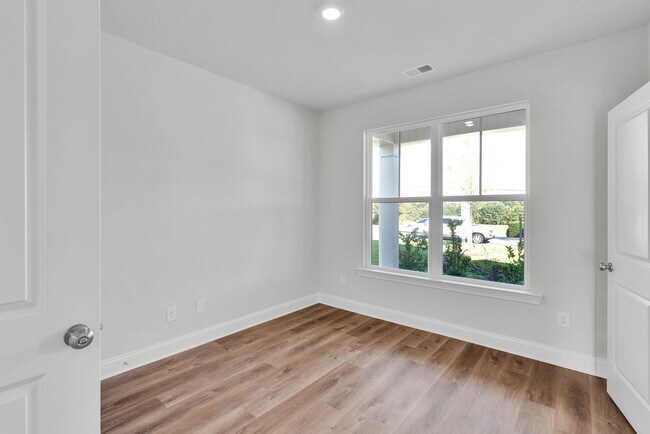 Building Photo - Beautiful 4BR 2.5BA Home w/ Full Appliance Kitchen • Garage Parking •