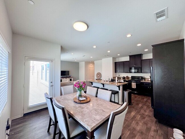 Building Photo - Beautiful 3 bedroom Town house available f...