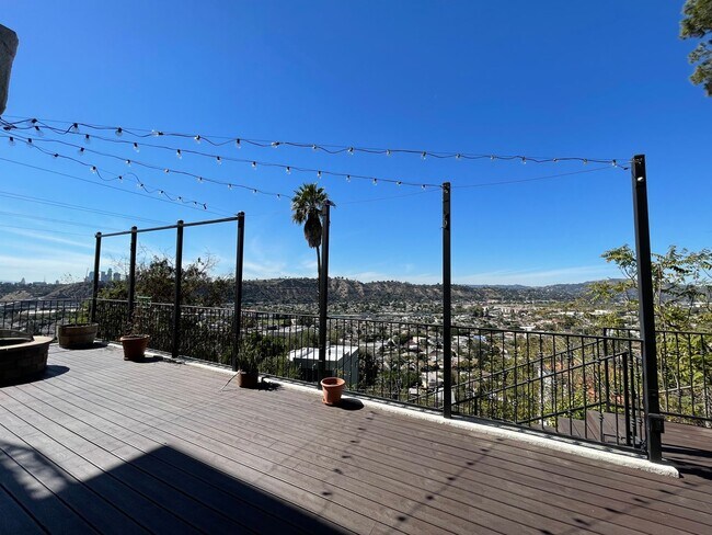 Building Photo - Gorgeous 5 Bed House - Amazing View!