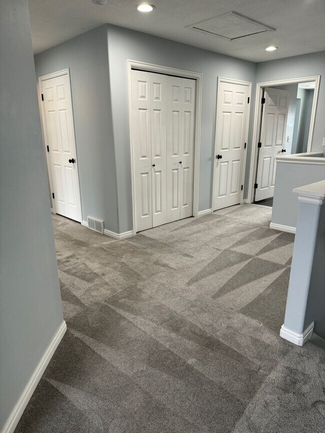 Building Photo - Townhouse with Spacious layout and convien...