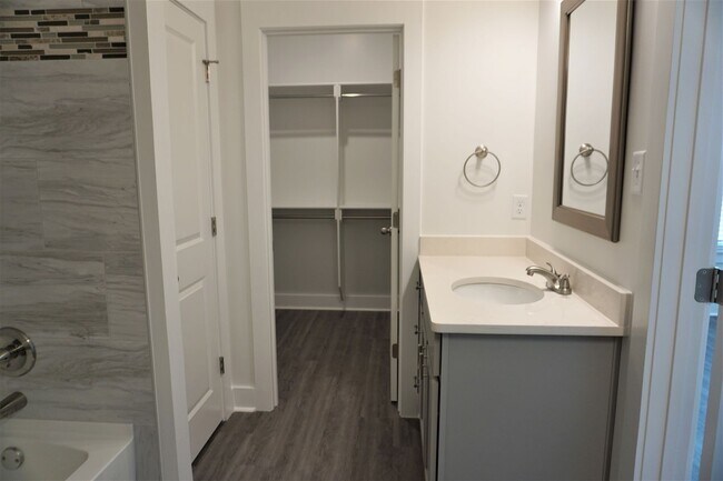 Building Photo - 4 Bedroom, 2 Bath Home in Valley View