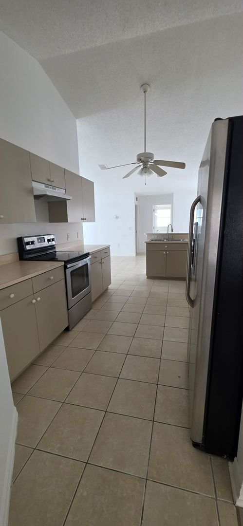 Building Photo - Spacious 3BR/2BA Home with Screened Patio and 2-Car Garage