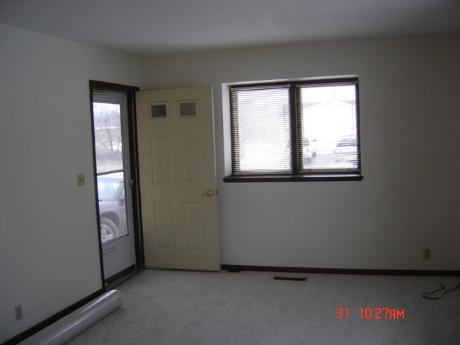 Building Photo - Rent: $1650, Cute 3 Bedroom Home