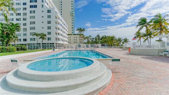 Building Photo - 2 br, 1 bath Condo - 5005 Collins Ave Apt 922