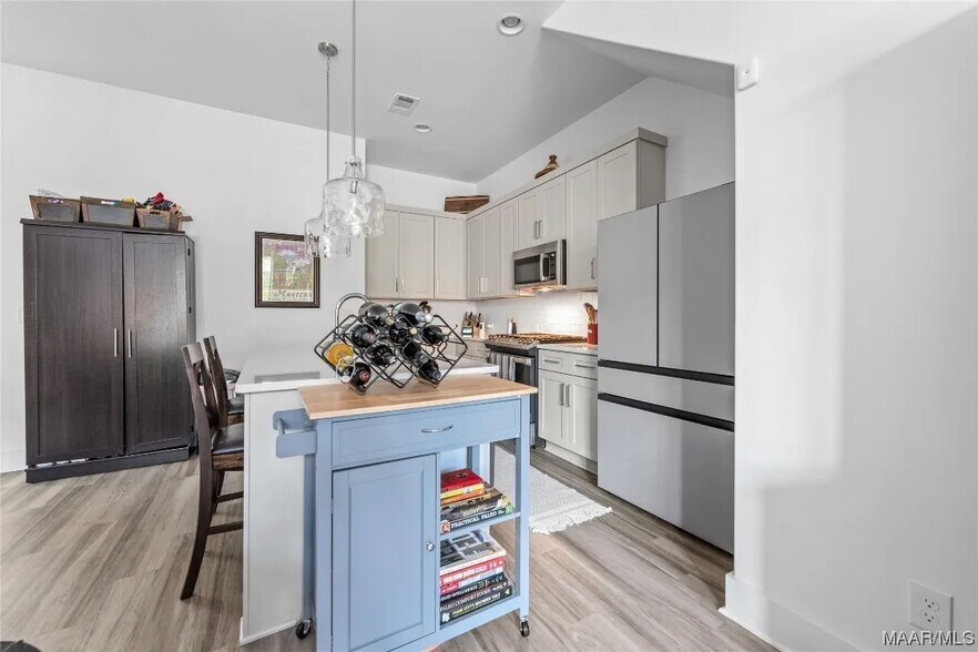 Building Photo - 4648 Broadwick St