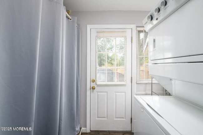 Building Photo - 127 Sixth St