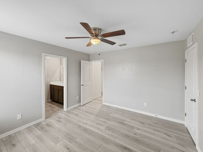 Building Photo - Home in Litchfield Park at Canyon Views! 5bd 4.5ba