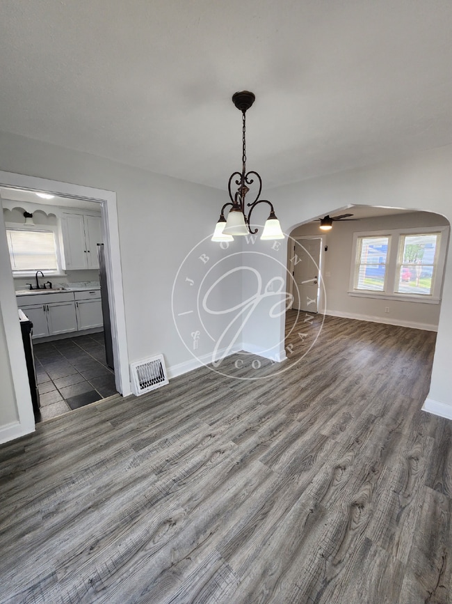 Building Photo - 2 bedroom with bonus partially finished basement in West Toledo