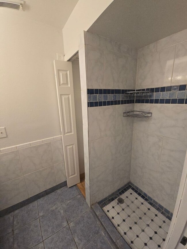 Building Photo - 3 bed 2 bath Lake House