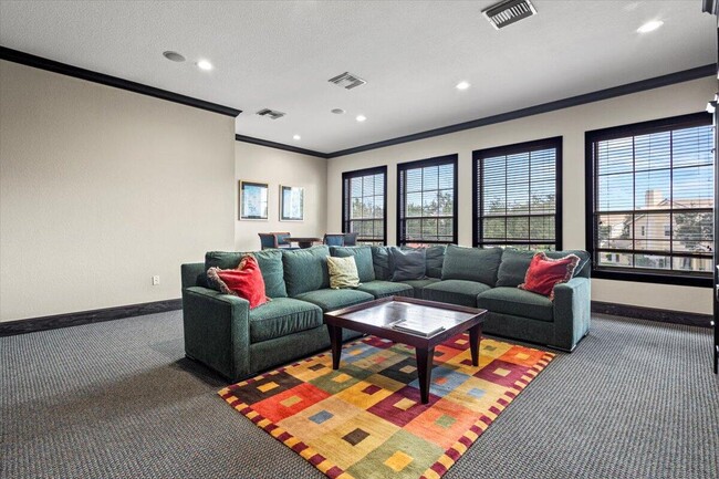 Building Photo - 110 SW Peacock Blvd