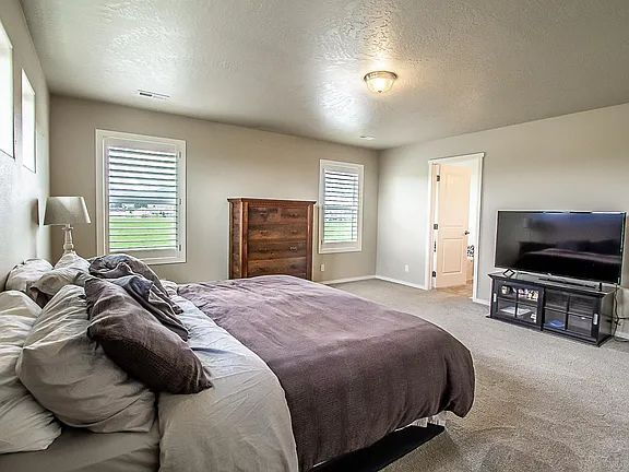 Building Photo - Beautiful 4BR, 2.5BTH, 3-Story Home in Post Falls