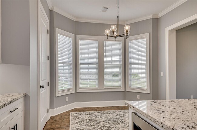 Building Photo - 3067 Rosewood Dr