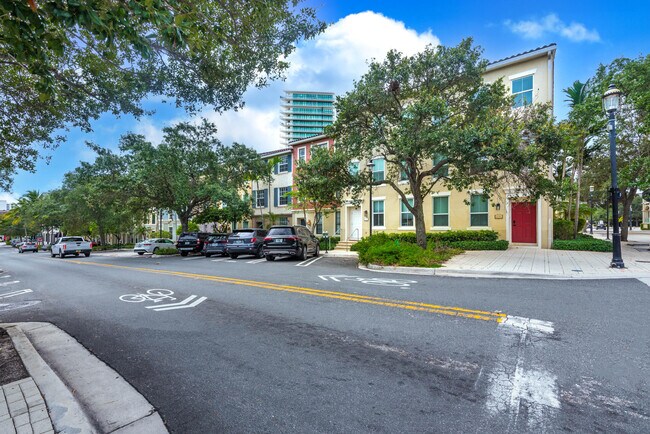 Building Photo - 636 Fern St