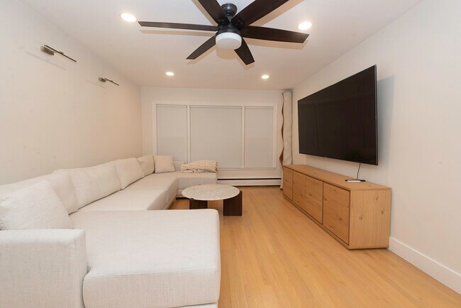 Building Photo - 4030 N Mozart St