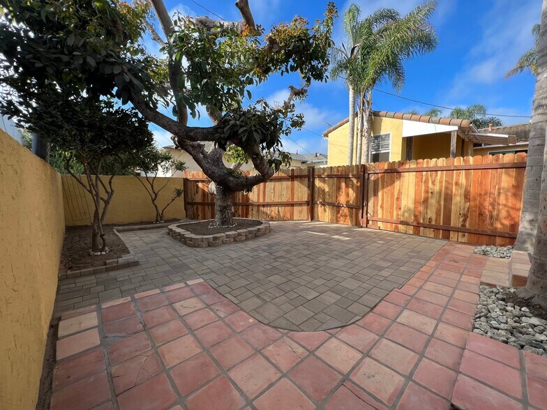 Building Photo - 8049 Campion Dr