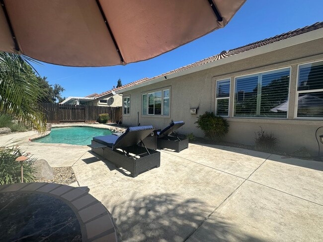 Building Photo - Gorgeous single story with Pool!