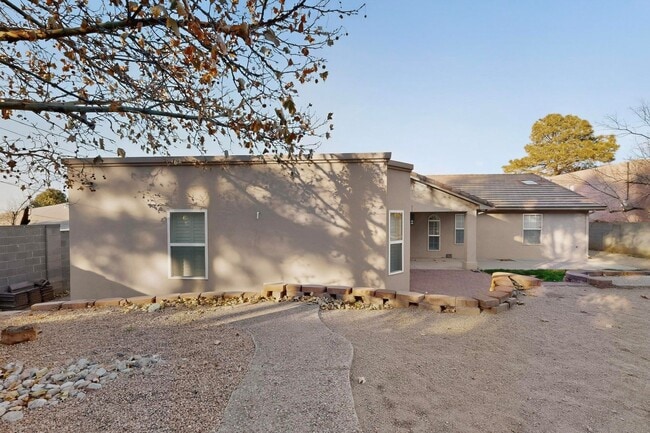 Building Photo - FOUR HILLS Executive Rental 4/5 BD 4/BA