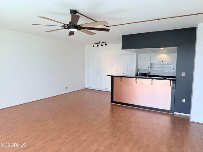 Building Photo - 207 W Clarendon Ave