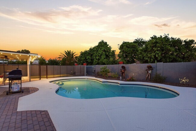 Building Photo - 4 Bed Home in Scottsdale Quarter!!