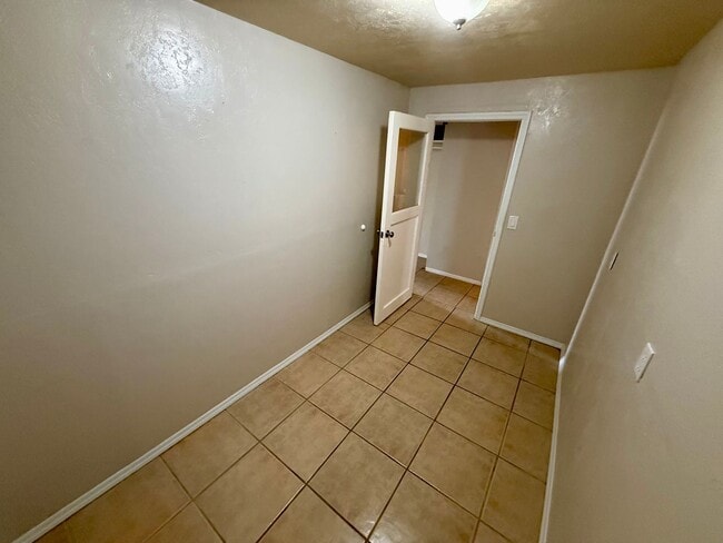 Building Photo - Thomas Duplex