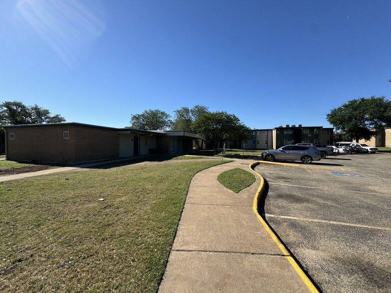 Building Photo - Belle Oaks Apartments