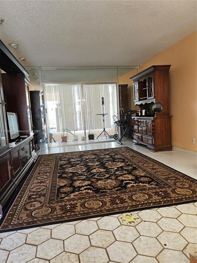 Building Photo - 5121 W Oakland Park Blvd