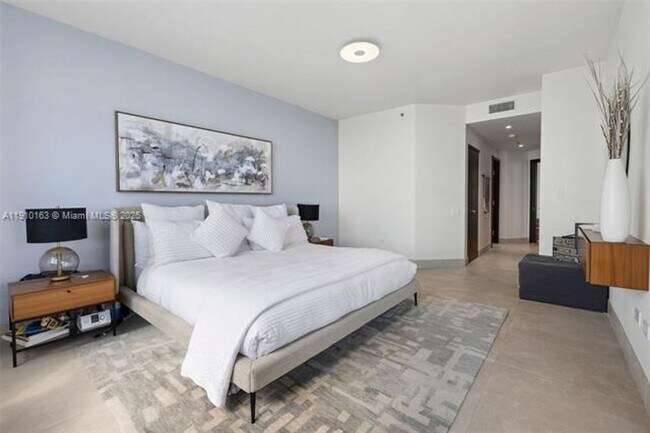 Building Photo - 808 Brickell Key Dr